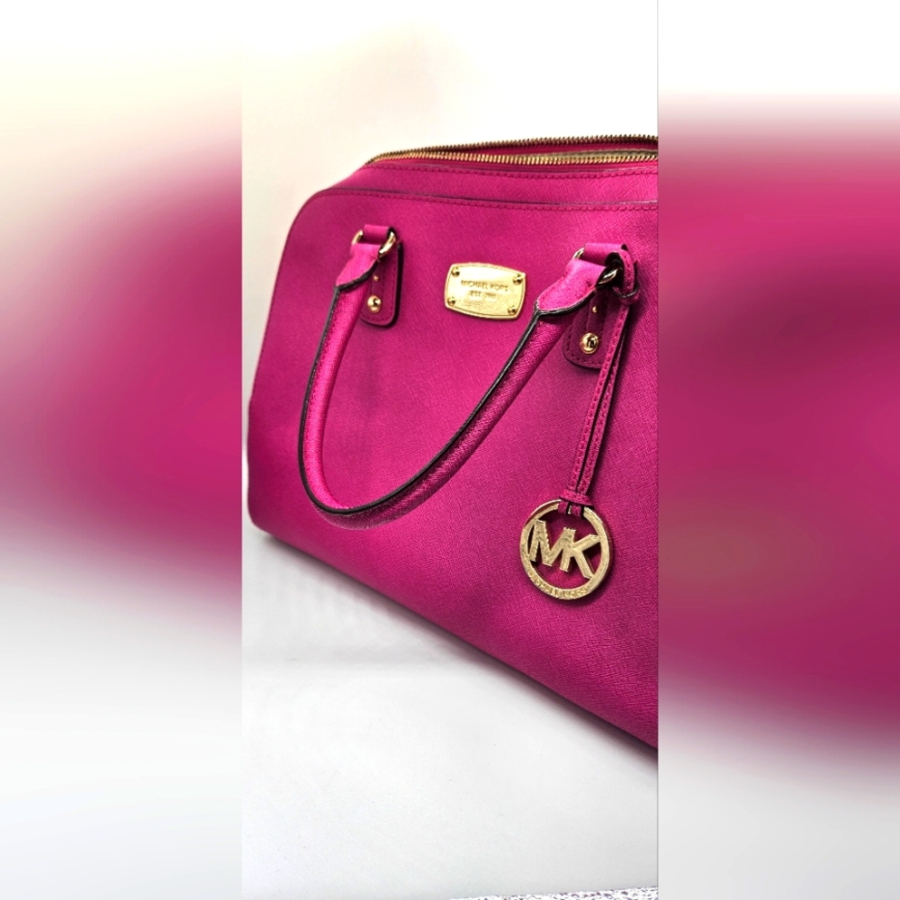 Michael Kors Fuchsia HandBag Used like new see pics